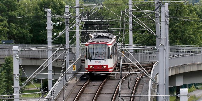 Stadtbahnen B80 - LRVs Die Stadtbahnflotte umfasst 43 sechsachsige B80C, 21 achtachsicge B80C8 und zehn aus Bonn übernommene, zu B80S umgebaute...
