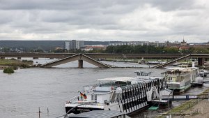 Carolabrücke 2024 Am frühen Morgen des 11. September 2024 stürzte ein Teil der Brücke ein, ein Straßenbahnverkehr war nicht mehr möglich,...