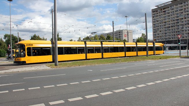 NGT8DD Diese 41m langen Straßenbahnen erschienen 2001/02. Die NGT8DD sind verlängerte NGT6DD. These long trams arrived in...