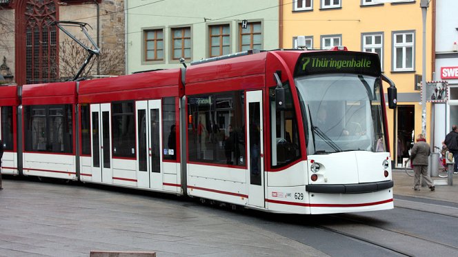 Combino advanced fünf- und dreiteilige Niederflurstraßenbahnen five- and three-section low floor trams