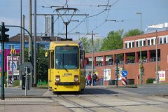 8795_13 Die Straßenbahnen mit den Nummern 1151-1180 haben Klapptrittstufen und können so an Hochbahnsteigen ebenes Ein- und Aussteigen bieten. Trams woth numbers...