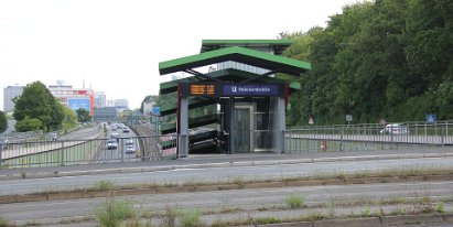 Stationen stations Etliche Stationen des Straßenbahn- und Stadtbahnnetzes befinden sich unter dem Straßenniveau. A lot of stations of the...