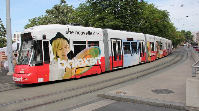 Ganzwerbung advertising c/s Viele Straßenbahnen tragen ein buntes Werbungskleid. There are many trams with colorful liveries.