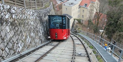 Schlossbergbahn Die Standseilbahn zur wunderbaren Aussicht. The funicular to a fine view over the city.