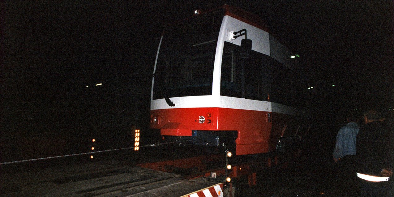 damals 1998 starting in 1998 Die Londoner Straßenbahnen wurden in Wien gebaut - und dann per Lkw nach England gebracht. The London trams were built...