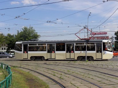 KTM-19K Mit dem Jahr 2000 kamen auch diese Vierachser. With the millenium also these four-axle trams came into service.