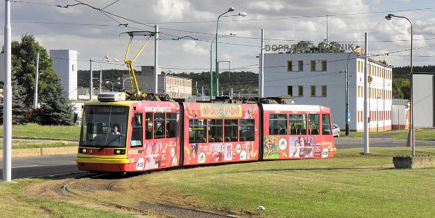 Škoda 03T Astra Seit 2002 kommen zwei dieser rund 20 m langen Straßenbahnen zum Einsatz. Since 2002 two trams of this 20 m long type are...