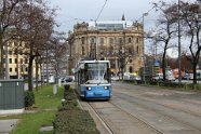R 2.2 2148 Die dreiteiligen Fahrzeuge sind 27,39 m lang und 2,3 m breit. The three-section trams are 27.39 m long and 2.3. m wide.