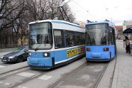R 2.2 2115 R 2.2b 2127 Links eine Straßenbahn vor und rechts nach dem Redesign zur Type R2.2b. On the left a tram before and on the right after the redesign to type R2.2b.