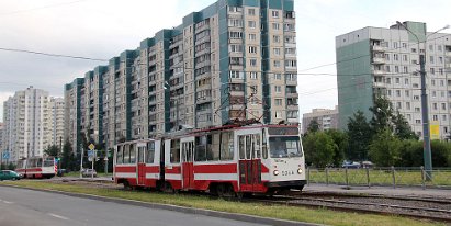 LWS-86K Mit über 400 Exemplaren ist dieser sechsachsige Gelenkstraßenbahntyp in der Stadt an der Newa sehr präsent. With moe...