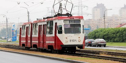LWS-97 Die LWS-97 sind sechsachsige Gelenkstraßenbahnen, deren Gelenk nach dem zweiten Drehgestell platziert ist. LWS-97 trams...