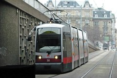 A 30 Schottentor Die Linie 37 zählt mit knapp über fünf Kilometern zu den kürzeren Wiener Straßenbahnlinien. Line 37 is one of the shorter lines in Vienna’s tram network with a...