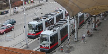 Linie line 6 Die Linie 6 ist mit rund 12 km Länge die längste Straßenbahnlinien WIens und fährt zwischen Burggasse-Stadthalle und...