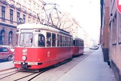 8772_90 Sie wurden für den Betrieb mit zwei schaffnerlosen Beiwagen der Type l umgebaut. 75 trams of former type L4 then could carry two conductorless trailers of type...