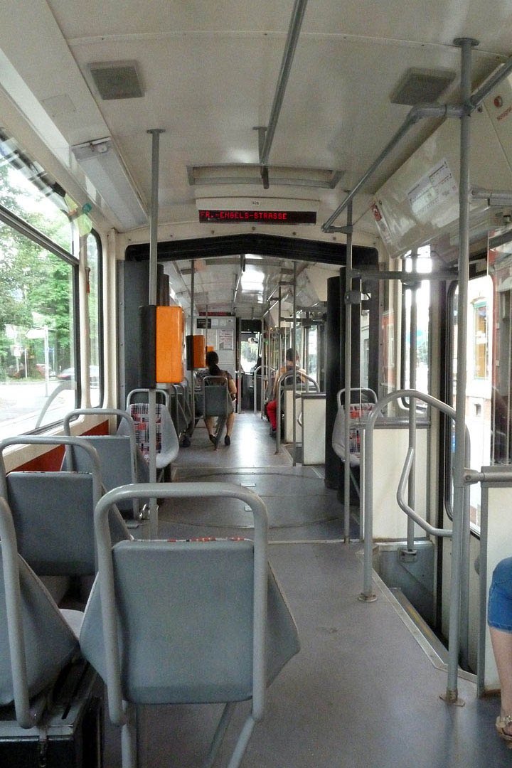 KT4DMC 928 Die KT4D haben 34 Sitz- und 79 Stehplätze. The crushload of these trams is 113, with 34 seats.