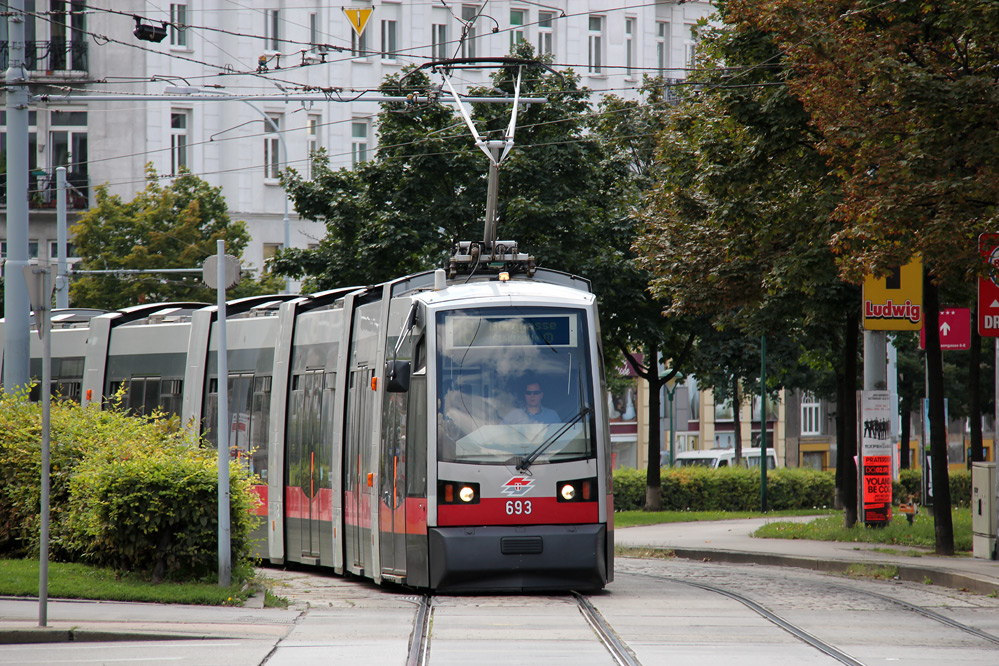 Wien Ulf Linie 18 Vienna low floor tram