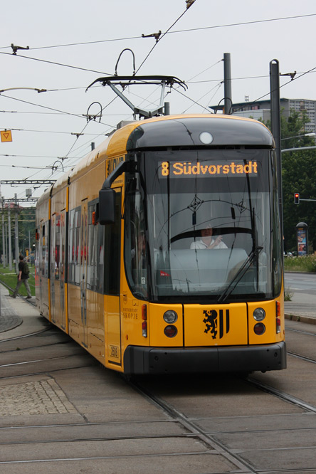 Dredsen articulated tram NGT D8 DD