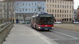 NG273 Gelenkbus MAN articulated bus Im Jahr 2005 folgten weitere 20 Gelenkbusse, die sich zwar äußerlich von den NG243 unterschieden, aber einen stärkeren...