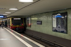 9129_524 S-Bahn: wer genau schaut, sieht, dass die Stationsschilder aufgesetzt sind, darunter befinden sich jene mit dem alten Namen der Station 'Unter den Linden'....