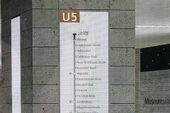 8827_95 Laut dem Entwurf am Plakat aus dem Jahr 2014 sollte die Station Berliner Rathaus heißen. According to the design on the poster from 2014, the station should be...