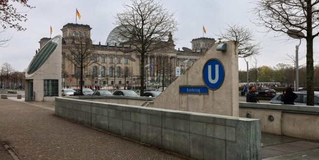 Bundestag Diese Station ist seit dem 8.8.2009 in Betrieb, zuerst für die U55 (und da im eingleisigen Betrieb), seit Dezember 2020...