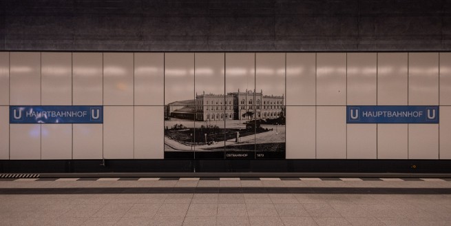 Hauptbahnhof Hier startet die U5 für die Fahrt nach Osten. Die Wände sind mit Bildern früherer Berliner Kopfbahnhöfe versehen....