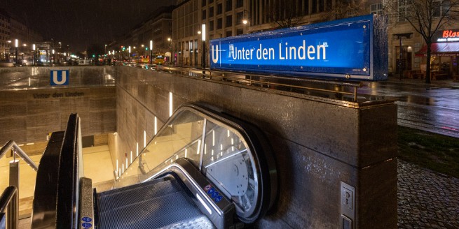 Unter den Linden Diese dreistöckige Station und wird von der Architekturzeitung als „Kathedrale des Verkehrs“ bezeichnet und ist ein...