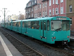 8179_12 Seit 1996 wird in der Farbe 'subaru vista blue' lackiert. Since 1996 'subaru vista blue' is the standard colour of Frankfurt's underground vehicles.