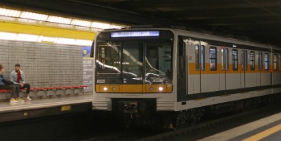 M3 Die (gelbe) M3 ist 16.6 km lang, ist seit 1990 unterwegs und fährt mit Fahrzeugen der Serie 8000/8100 und Meneghino. Sie...