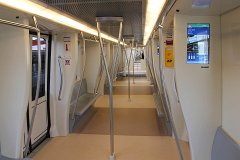 La metropolitana driverless inside Die Kapazität der Sechs-Wagenzüge ist mit über 1200 Personen angegeben. The capacity of the six-car-trainsets is more than 1200 persons.
