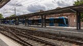 Stockholm_grona-linjen_tunnelbana_9144_457 Die Station Alvik, im Vordergrund die Gleise der Straßenbahnlinie 12. Alvik station, with the tracks of tram line 12 in the foreground.