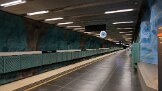 Stockholm_roeda-linjen_tunnelbana_9144_602 Man sieht gut, dass der Untergrund felsig ist und die Strukturen in den Stationsbau integriert sind. You can clearly see that the ground is rocky and that the...