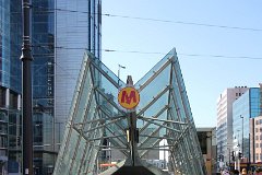 M2 Rondo ONZ Charakteristisch sind die als M (für Metro) gebauten Stationseingänge. Especially the as a 'M' (for Metro) build entrances are characteristic.