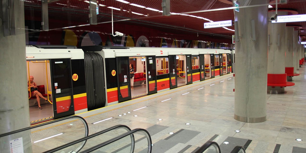 U-Bahnlinie underground line M2 Die Linie 2 fährt seit dem 8. März 2015 zwischen zwischen Rondo Daszyńskiego und dem Dworzec Wileński (Wilnaer Bahnhof)...