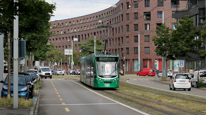 Siemens Combino Seit 2001 ist der Combino in Basel im Einsatz. Since 2001 Combino trams are in service in Basel.