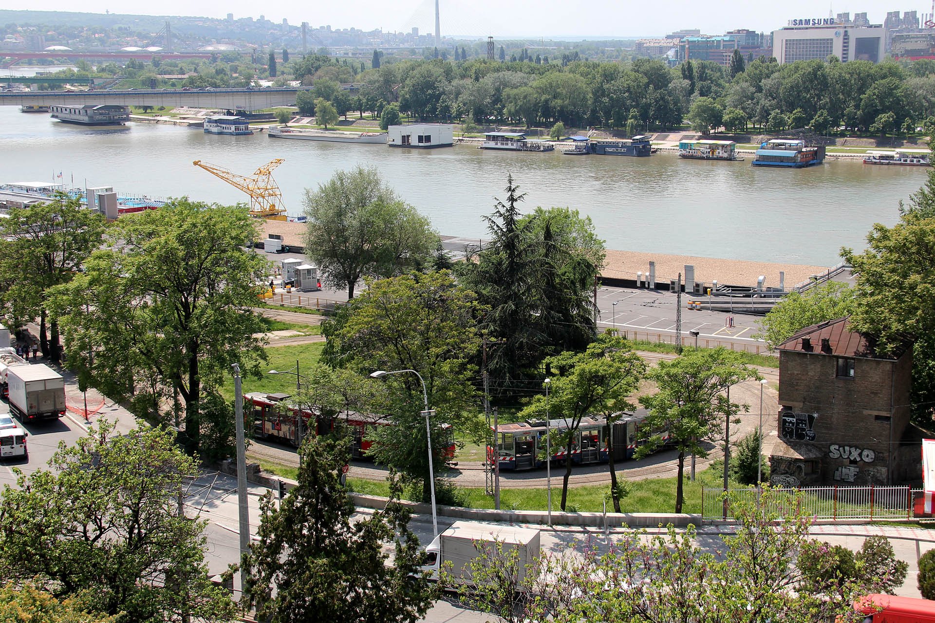 KT4YU Blick zur Haltestelle Pristanište und auf die Save. View to Pristanište tram stop and to river Sava.