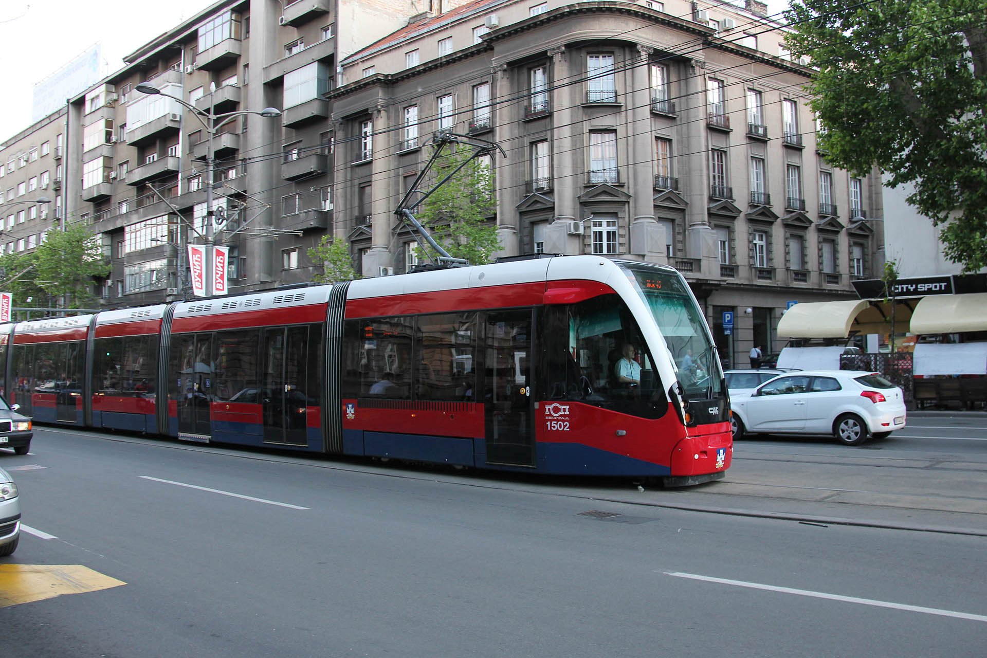 CAF Urbos3 1502 Der Vertrag für die Lieferung der 30 Straßenbahnen wurde 2009 geschlossen. The contract for the delivery of 30 trams was signed in 2009.