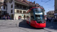 9143_195-Bern Die Fahrzeuge sind 42.5 m lang und 2.3 m breit und haben 52 Sitzplätze. The vehicles are 42.5 metres long and 2.3 metres wide and have 52 seats.