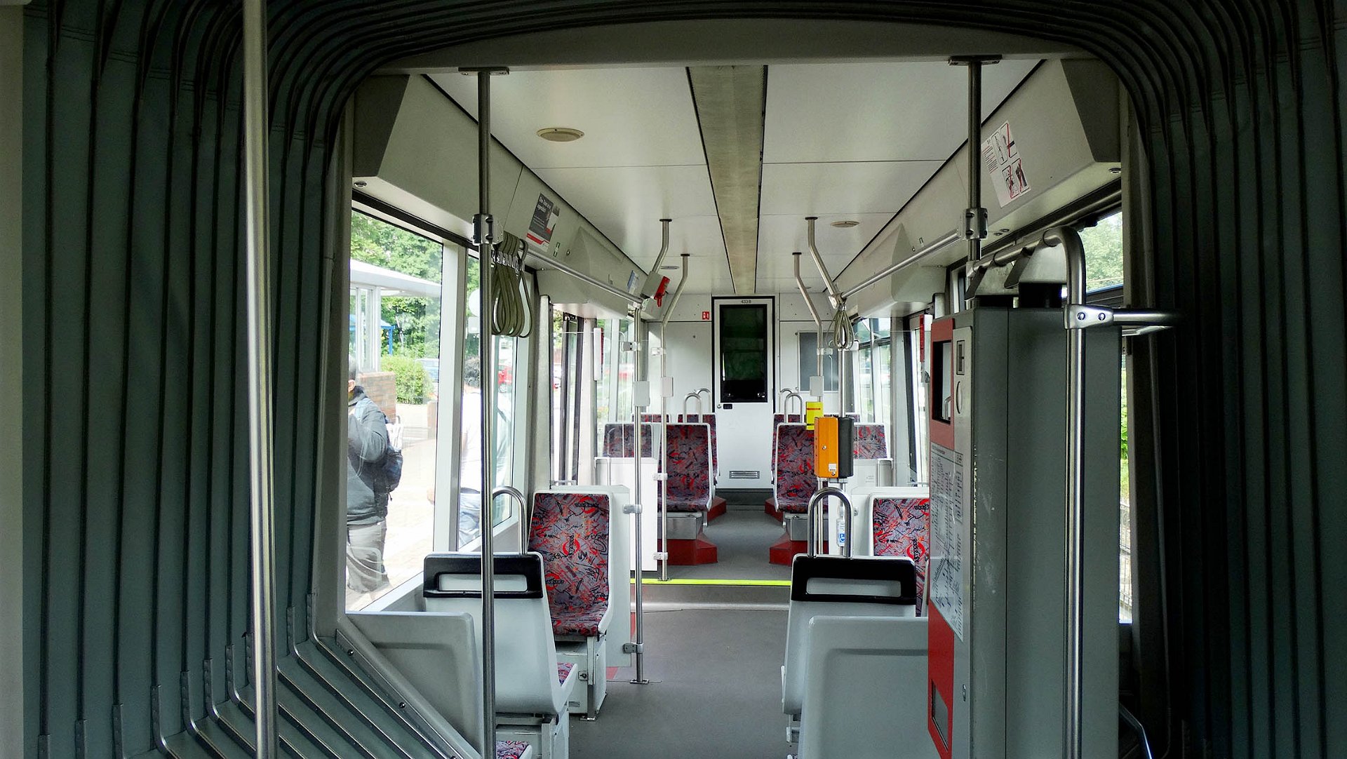 NF6D 433 Die NF6D haben 72 Sitz und 100 Stehplätze. NF6D trams have a crushload of 172, with 72 seats.