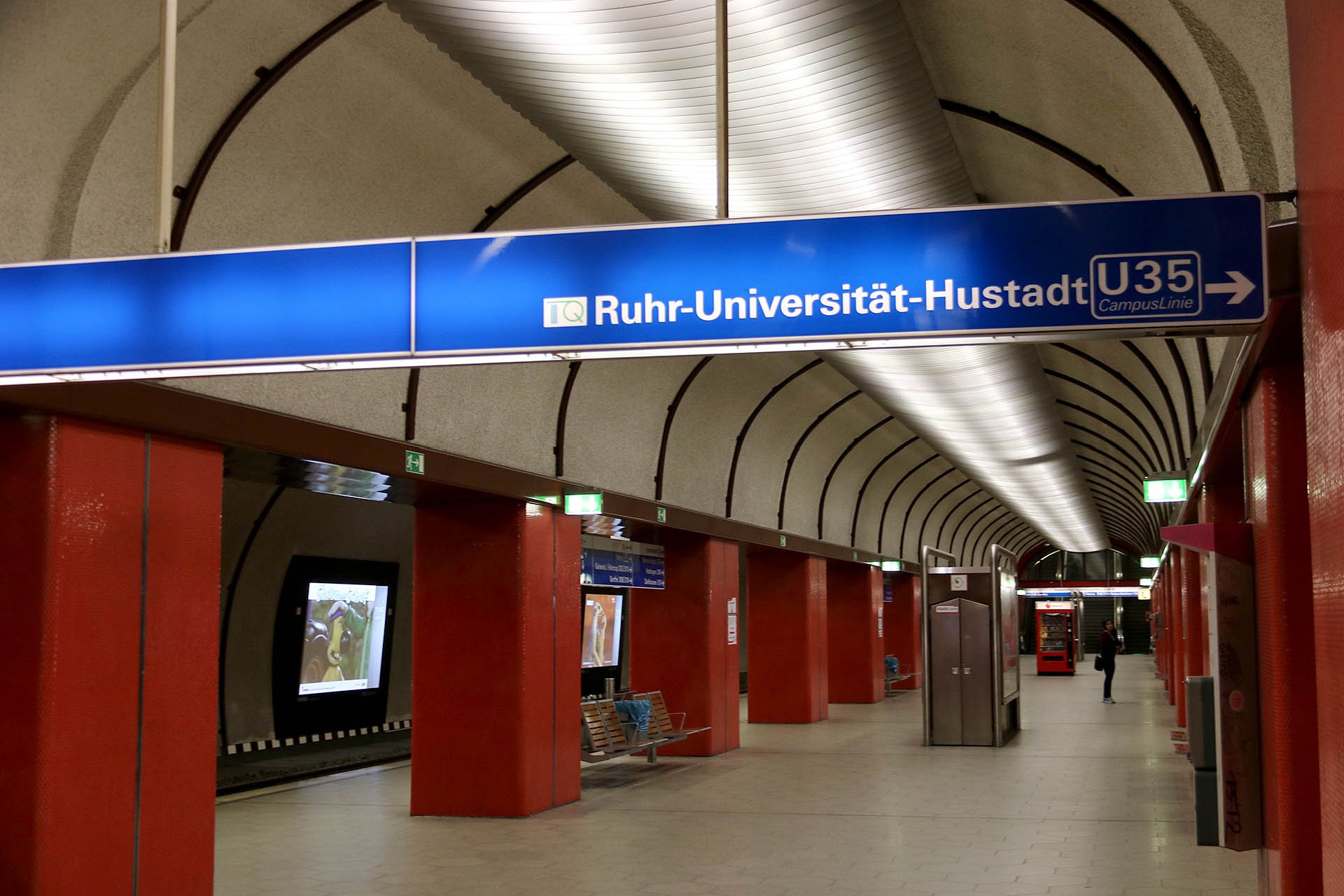 8988_52 Nun wechseln wir zum normalspurigen Stadtbahnnetz. We now change over to the normalgauge lightrail network.