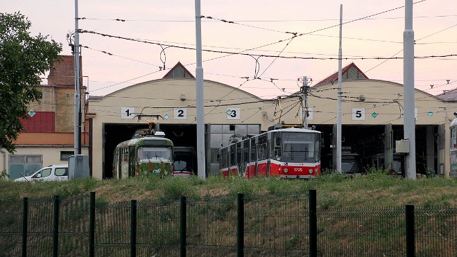 Betriebsbahnhof depot Es gibt zwei Betriebshöfe in Brünn, die mehr oder weniger gut eingesehen werden können. There are two depots in Brno,...