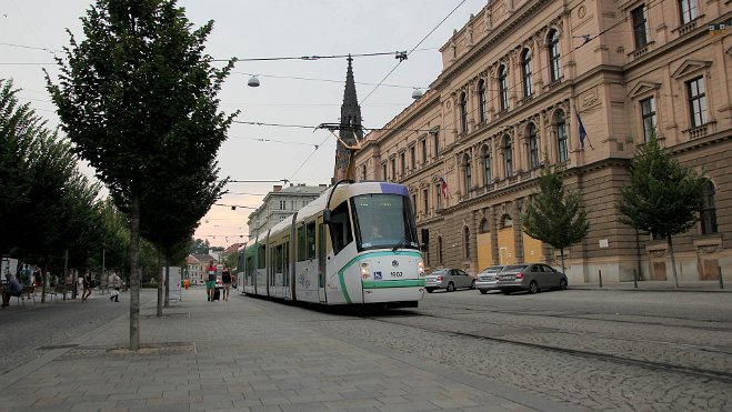 Škoda 13T Die 49 Fahrzeuge wurden zwischen 2008 und 2016 geliefert. The 49 trams were built between 2008 and 2016.