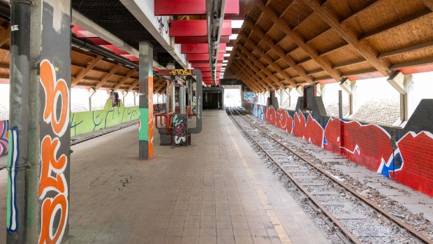 Waterloo - Centenaire Die Strecke nach Centenaire wurde auf Teilen einer alten Eisenbahntrasse 1987 fertiggestellt, aber nie eröffnet. Die...