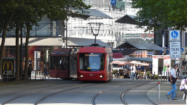 6NGT-LDZ City-Bahn Sechs Fahrzeuge, mit den Nummern 411-416, sind bei der City-Bahn unterwegs, seit 2001 im Einsatz, unterlaufen gerade...