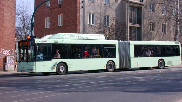 Bus Im Herbst 2002 wurden 22 Erdgasbusse erworben, 11 Solo-Busse des Typs MAN NL 243-CNG und 11 MAN NL 313-CNG, also...