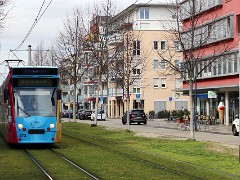 Combino Basic 273 Geschwister-Scholl-Platz Combino 273 am Geschwister-Scholl-Platz, er ist 41,96 m lang. Combino 273 at Geschwister-Scholl-Platz, this tram is 41.96 m long.