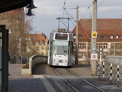 GT8Z 259 Hauptbahnhof Die GT8Z, auch als GT8DMNZ bezeichnet, sind Achtachser und haben einen Niederfluranteil von 48%. Type GT8Z, also known as GT8DMNZ, is also an eight-axle tram...