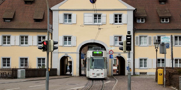 besondere Orte - special places Mit den durchfahrenen Toren hat Freiburg ein Alleinstellungsmerkmal. Unique are the passing gates in Freiburs's tram...