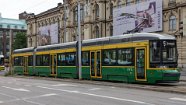 9136_476 2024 war mehr Zeit und die dreiteiligen Straßenbahnen waren fester Bestandteil des Stadtbildes. By 2024 there was more time and the three- section trams were an...