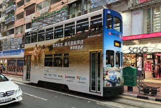 Hongkong tram 36 Die meisten Straßenbahnen tragen Ganzwerbung. Most of the trams are covered with an overall advertising livery.